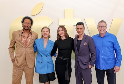 De izquierda a derecha, los protagonistas de 'Pluribus' y su creador: Samba Schutte, Rhea Seehorn, Karolina Wydra, Carlos-Manuel Vesga y Vince Gilligan, en la presentación de contenidos de Apple TV el 3 de febrero en Santa Mónica, California.