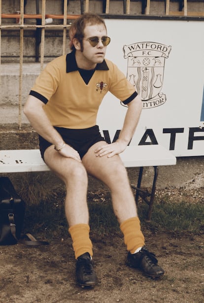 Elton John, entonces vicepresidente del Watford FC, en el campo de Vicarage Road en noviembre de 1973. Se convertiría en el presidente en 1976.
