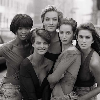 Las modelos Naomi Campbell, Linda Evangelista, Tatjana Patiz, Christy Turlington y Cindy Crawford, fotografidas en 1990 por Peter Lindberg para la portada de la revista <i>Vogue</i> en su edición británica.