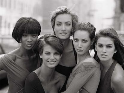 Las modelos Naomi Campbell, Linda Evangelista, Tatjana Patiz, Christy Turlington y Cindy Crawford, fotografidas en 1990 por Peter Lindberg para la portada de la revista <i>Vogue</i> en su edición británica.