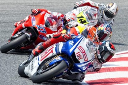 Lorenzo lidera la carrera de Montmeló por delante de Dovizioso, Stoner y De Puniet.