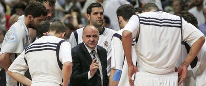 Laso, en un tiempo muerto con sus jugadores