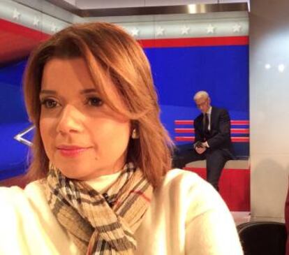 ‘Selfie’ de Navarro com Anderson Cooper ao fundo.