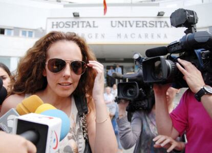 Rocío Carrasco llega esta mañana al hospital donde está ingresado el torero José Ortega Cano.