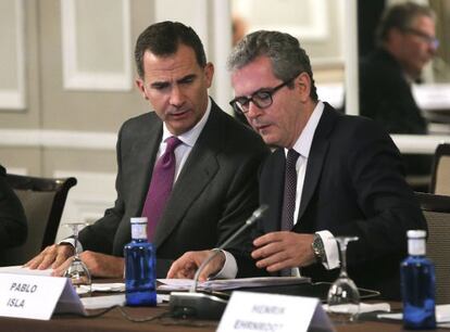 El rey Felipe acompañado por el presidente del Grupo Inditex, Pablo Isla