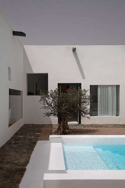 El patio de Casa Montelongo, en Fuerteventura, es el original del antiguo casino, al que se ha añadido una piscina. 