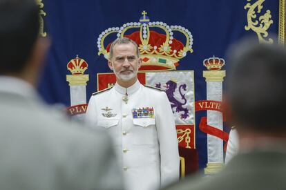 El rey Felipe VI presidió el acto de clausura del XXIII Curso de Estado Mayor de las Fuerzas Armadas, celebrado este miércoles en el Centro Superior de Estudios de la Defensa Nacional (CESEDEN), ubicado en Madrid.