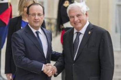 El presidente francés, François Hollande (d), recibe al presidente panameño, Ricardo Martinelli (2-i), en el Palacio Elíseo de París, Francia hoy, viernes 31 de mayo de 2013.