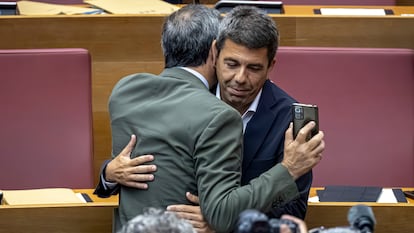 El presidente valenciano, Carlos Mazón (PP), abraza al vicepresidente, Vicente Barrera (Vox), el pasado jueves, poco antes de la comparecencia en la que Santiago Abascal anunció la ruptura con el PP. 