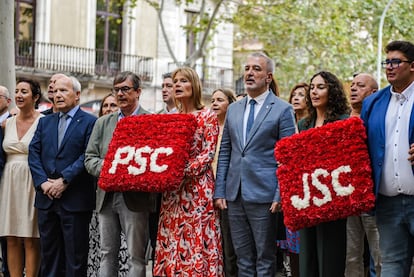La delegación del PSC, encabezada por su viceprimera secretaria y portavoz, Lluïsa Moret, y el alcalde de Barcelona, Jaume Collboni, participan en la ofrenda floral al monumento de Rafael Casanova.