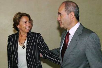 Magdalena Álvarez y Manuel Chaves, ayer, en el Palacio de San Telmo, sede de la presidencia de la Junta.