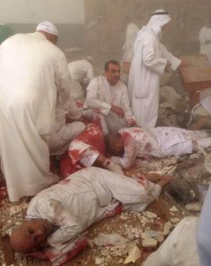 Víctimas del atentado en una mezquita de Kuwait, este viernes.