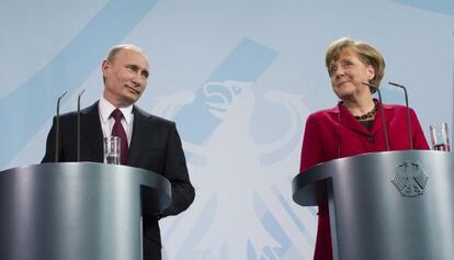 Vladl&iacute;mir Putin y Angela Merkel, este jueves en Berl&iacute;n.