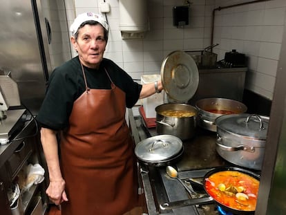 DOÑA JULIA BOMBIN ENTRE SUS CAZUELAS DE LA TABERNA ASTURIANOS / CAPEL