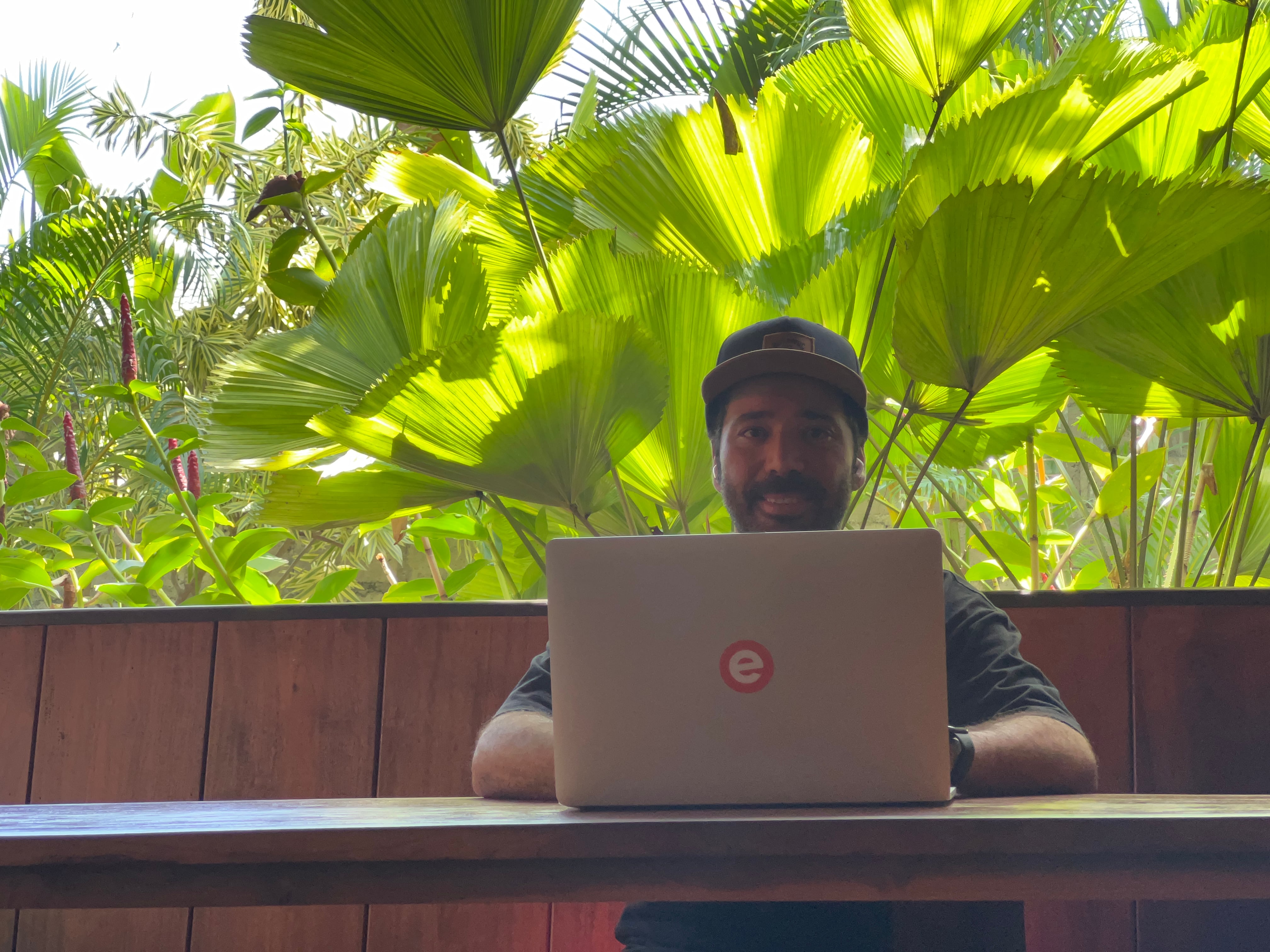 El ingeniero de 'software' Óscar Mellado, en un 'coworking' en Bali.