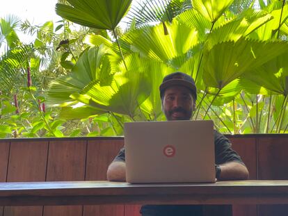 El ingeniero de 'software' Óscar Mellado, en un 'coworking' en Bali.