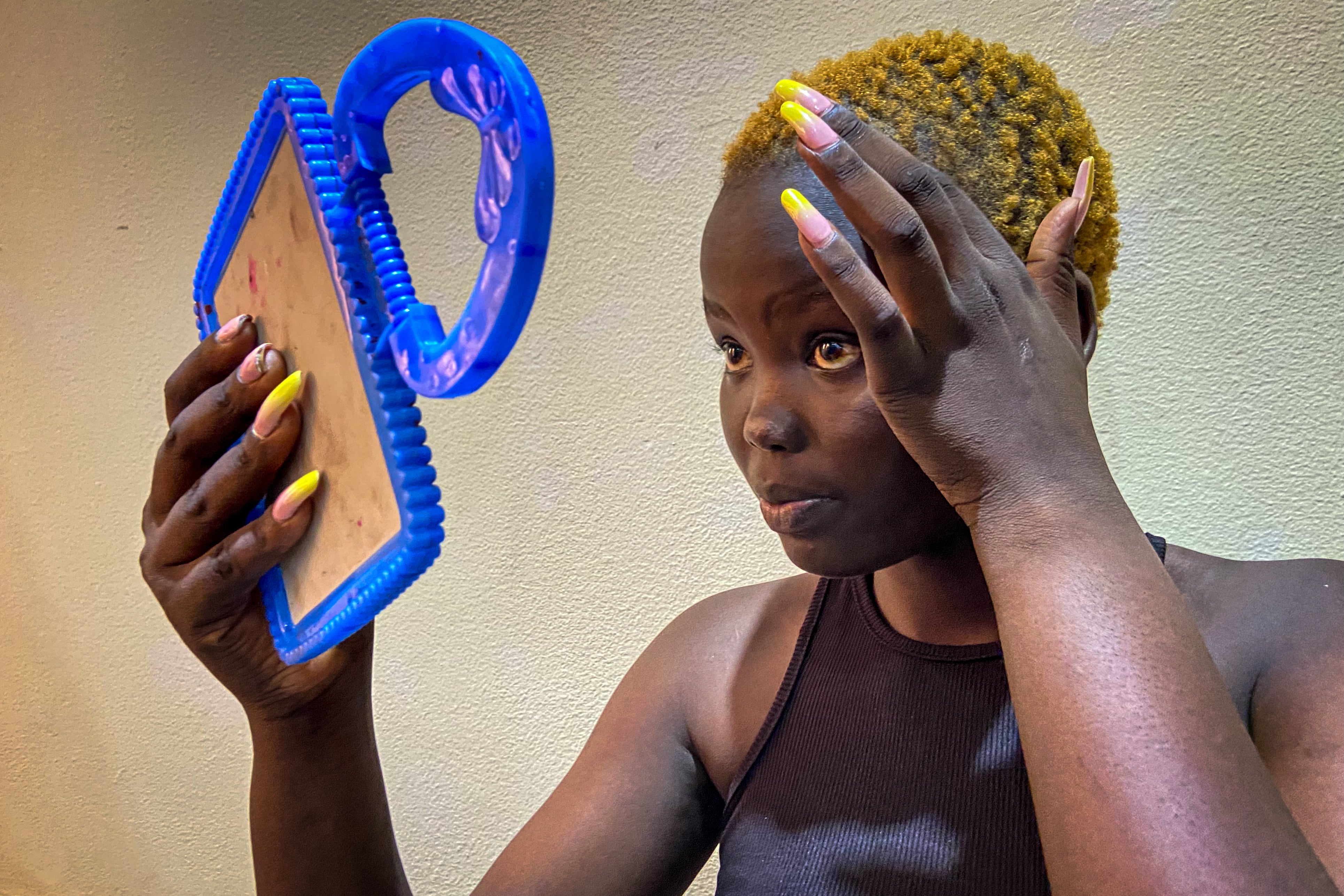 Una modelo se mira en el espejo antes de salir a desfilar en Juba, durante la Semana de la Moda de Sudán del Sur, celebrada el pasado agosto.