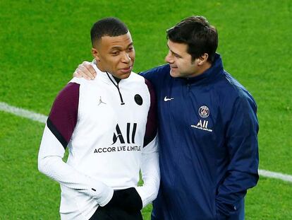 Pochettino habla con Mbappé, este lunes en el Camp Nou.