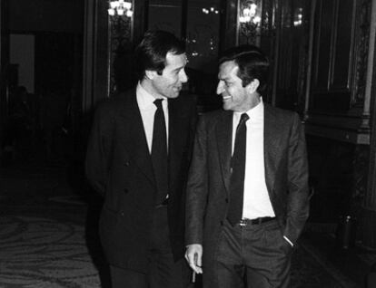 Enrique Curiel y Adolfo Suárez en una foto tomada en el Congreso de los Diputados en 1983.