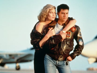 Tom Cruise, con su célebre cazadora bomber, y Kelly McGillis en una imagen promocional de 'Top Gun' (Tony Scott, 1986).