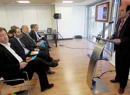 Andoni Ortuzar (de pie) presentaba el pasado viernes su balance de la actividad de EITB en 2007. Sentados le escuchaban los cuatro directivos en quienes delegará sus funciones: de primer término al fondo, Bingen Zupiria, Mikel Agirre, Julián Beloki y Juan Diego.