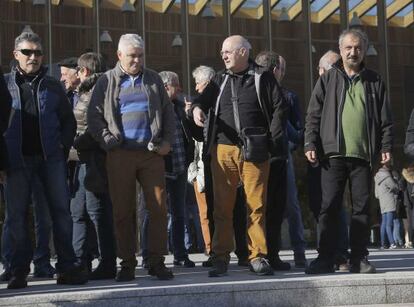 El exdirigente de ETA, Eugenio Etxebeste (segundo por la derecha), hoy en un acto.