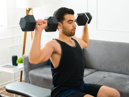 Artículo de EL PAÍS Escaparate que describe el banco de musculación plegable que arrasa en Amazon