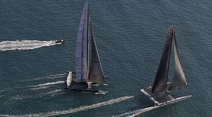 Alinghi y Oracle pelean por ganar la primera carrera de la Copa del América.