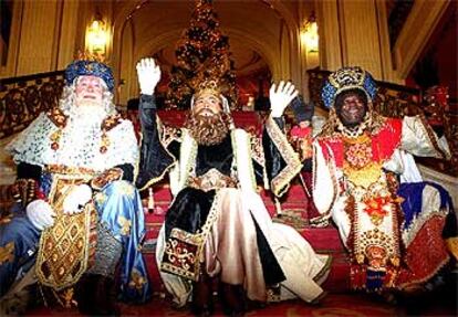 Los Reyes Magos, sentados en las escaleras del Teatro Arriaga.