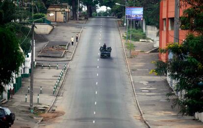 La policía leal a Gbagbo patrulla una calle desierta de Abiyán.