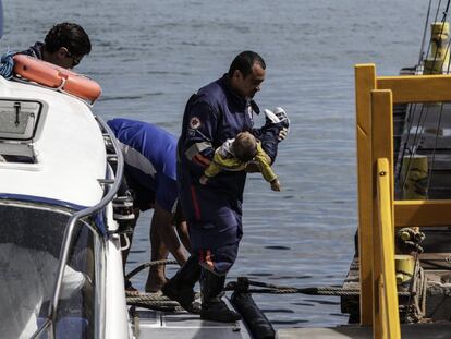 O bebê da foto foi uma das ao menos 18 vítimas do naufrágio - um número que variou ao longo do dia. A criança chegou a ser resgatada com vida, mas não sobreviveu.