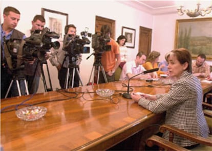 La subdelegada del Gobierno, Berta Tricio, comunica la noticia a los periodistas.