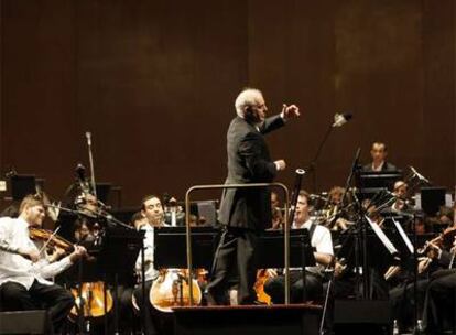 Un momento del concierto ofrecido ayer por Barenboim y la orquesta West-Eastern Divan en la plaza Mayor.