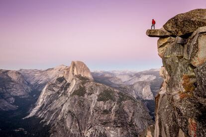 El conservacionista John Muir lo definió como el "gran templo" y en el parque nacional de Yosemite (yosemite.ca.us/forum) todo es enorme: los escarpados riscos, las cúpulas de granito, los viejos bosques de secuoyas o valles esculpidos por glaciares. Las mejores vistas las ofrece Glacier Point (en la foto) durante las noches de luna llena. La joya del parque es el valle de Yosemite, con praderas de 11 kilómetros de largo, dividido por el río Merced y jalonados por impresionantes macizos graníticos, como El Capitán (2.307 metros), uno de los monolitos más grandes del mundo, o el Half Dome (2.695 metros) y su redondeada silueta.