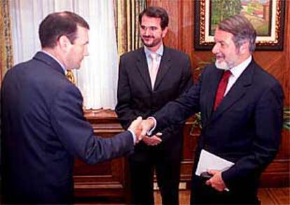 El <i>lehendakari</i> en funciones, Juan José Ibarretxe, saluda a Jaime Mayor en presencia de Carlos Iturgaiz.