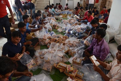 Trabajadores indios preparan comida en Punjab para ser enviada a Kerala, el 19 de agosto de 2018.