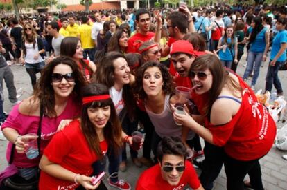 Cientos de jóvenes se divierten en el 'macrobotellón' del campus de Tarongers en Valencia.