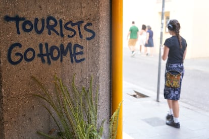 Vista de una pintada en contra del turismo este sábado en el centro de Barcelona.