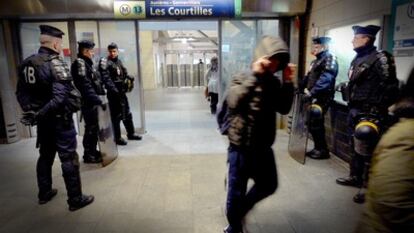 La policia custodia la salida del metro a partir de las 20h, como en tiempos de guerra, tras las peleas que se producen entre bandas de los barrios vecinos de Gennevilliers y Asnieres Sur Marne.