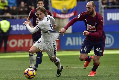 Luka Modric (i) disputa un balón con el jugador del Eibar Iván Ramis.