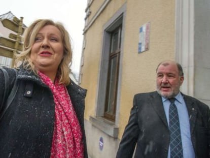 A candidata da Frente Nacional em Doubs, Sophie Montel (esquerda), chega a seu colégio eleitoral.