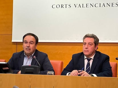 Juan Francisco Peréz Llorca, del PP (izquierda), y José María Llanos, de Vox, este jueves en las Cortes Valencianas.