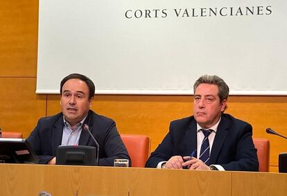 Juan Francisco Peréz Llorca, del PP (izquierda), y José María Llanos, de Vox, este jueves en las Cortes Valencianas.