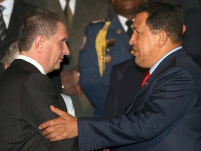 Hugo Chávez (derecha) recibe a Igor Sechin, viceprimer ministro ruso, el pasado septiembre en Caracas.