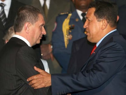 Hugo Chávez (derecha) recibe a Igor Sechin, viceprimer ministro ruso, el pasado septiembre en Caracas.