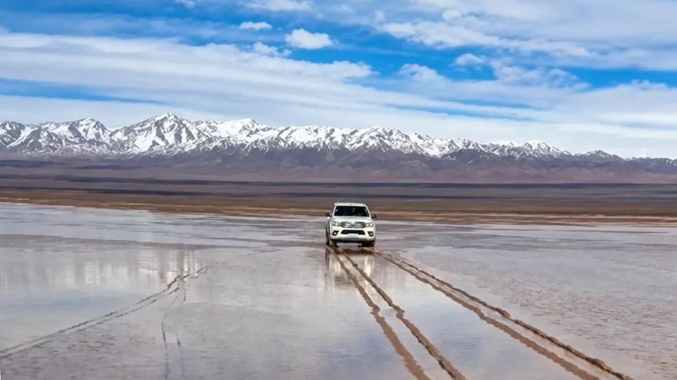 Retiran un mes después la camioneta atascada que dañó Pampa del Leoncito, joya natural del norte argentino