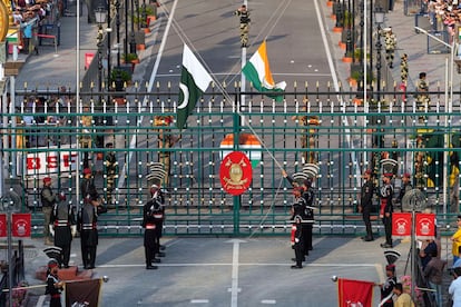 Ceremonial del cierre de la frontera entre India y Pakistán, en Wagah, en el Punjab, el pasado día 5.