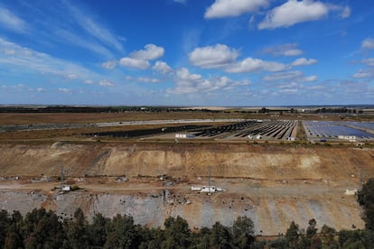 Vista aérea de la balsa de la mina de Aznalcóllar, en 2021, desde donde salieron los lodos tóxicos hace 24 años.