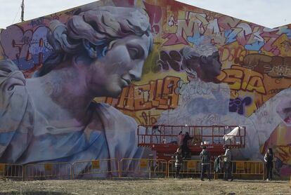 Una parte de la obra de 600 metros que los artistas PichiAvo han creado en la Ciutat Fallera, en Valencia.