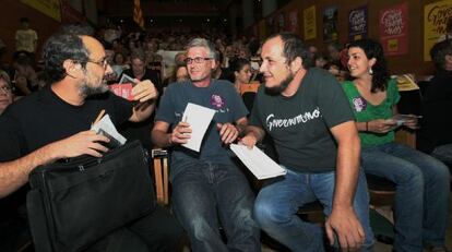 De izquierda a derecha, Antoni Baños, Jordi Saladie, David Fernandez y Maria Mestre durante el miting de la CUP.